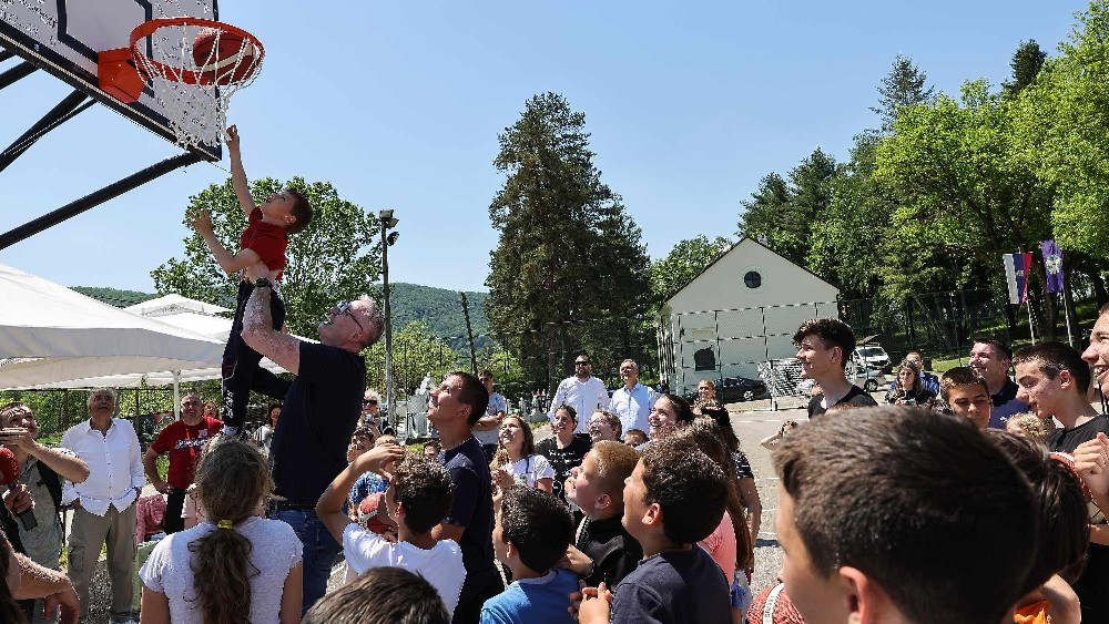 Dejan Tomašević sa decom u Takovu (©Srđan Stevanović)